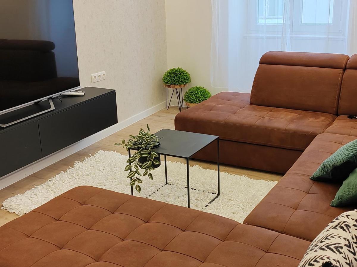 Town Square Apartment *