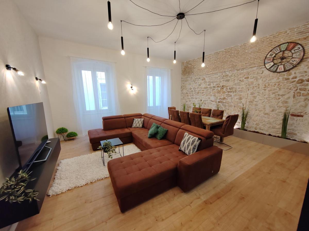 Town Square Apartment *