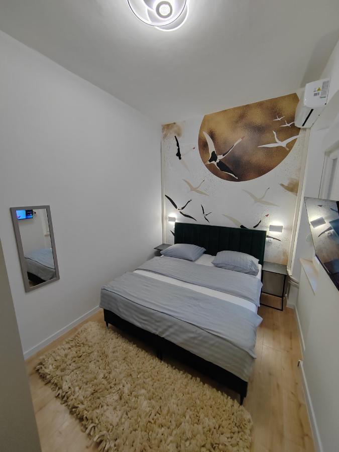 Town Square Apartment *