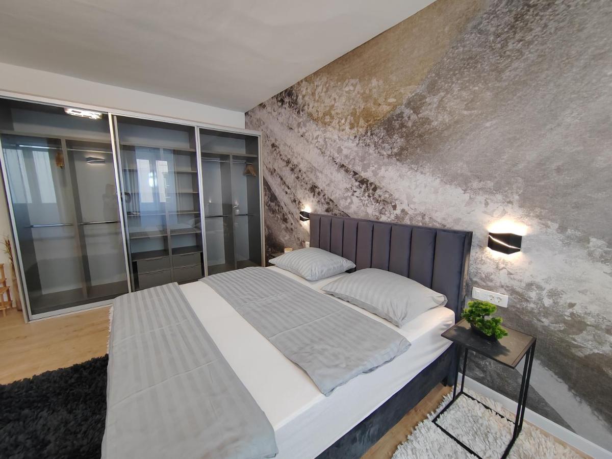 Town Square Apartment *