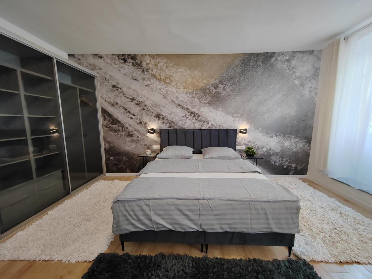 Town Square Apartment *